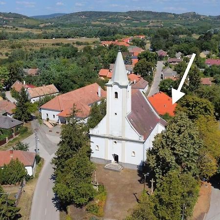 Parokia Apartman Es Coworking A Balaton Mellett Kaptalantoti Exteriör bild