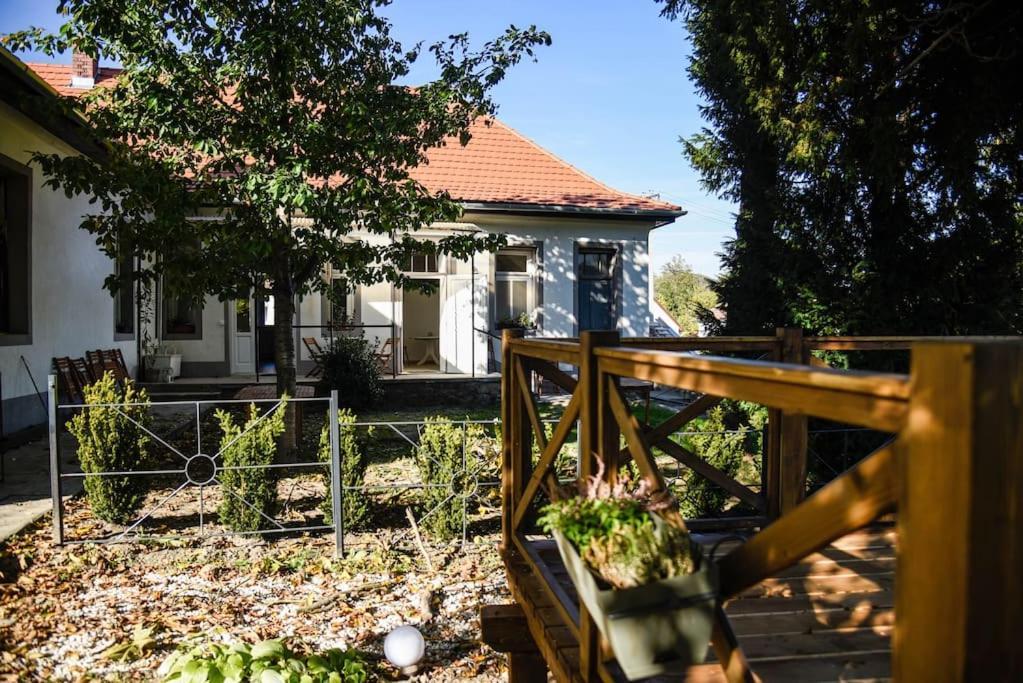 Parokia Apartman Es Coworking A Balaton Mellett Kaptalantoti Exteriör bild