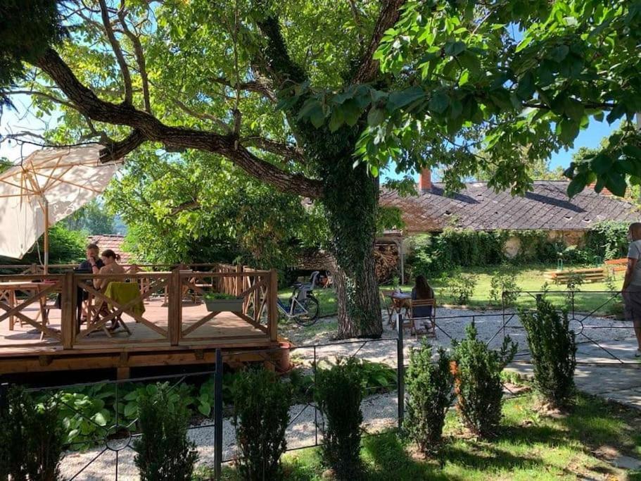Parokia Apartman Es Coworking A Balaton Mellett Kaptalantoti Exteriör bild